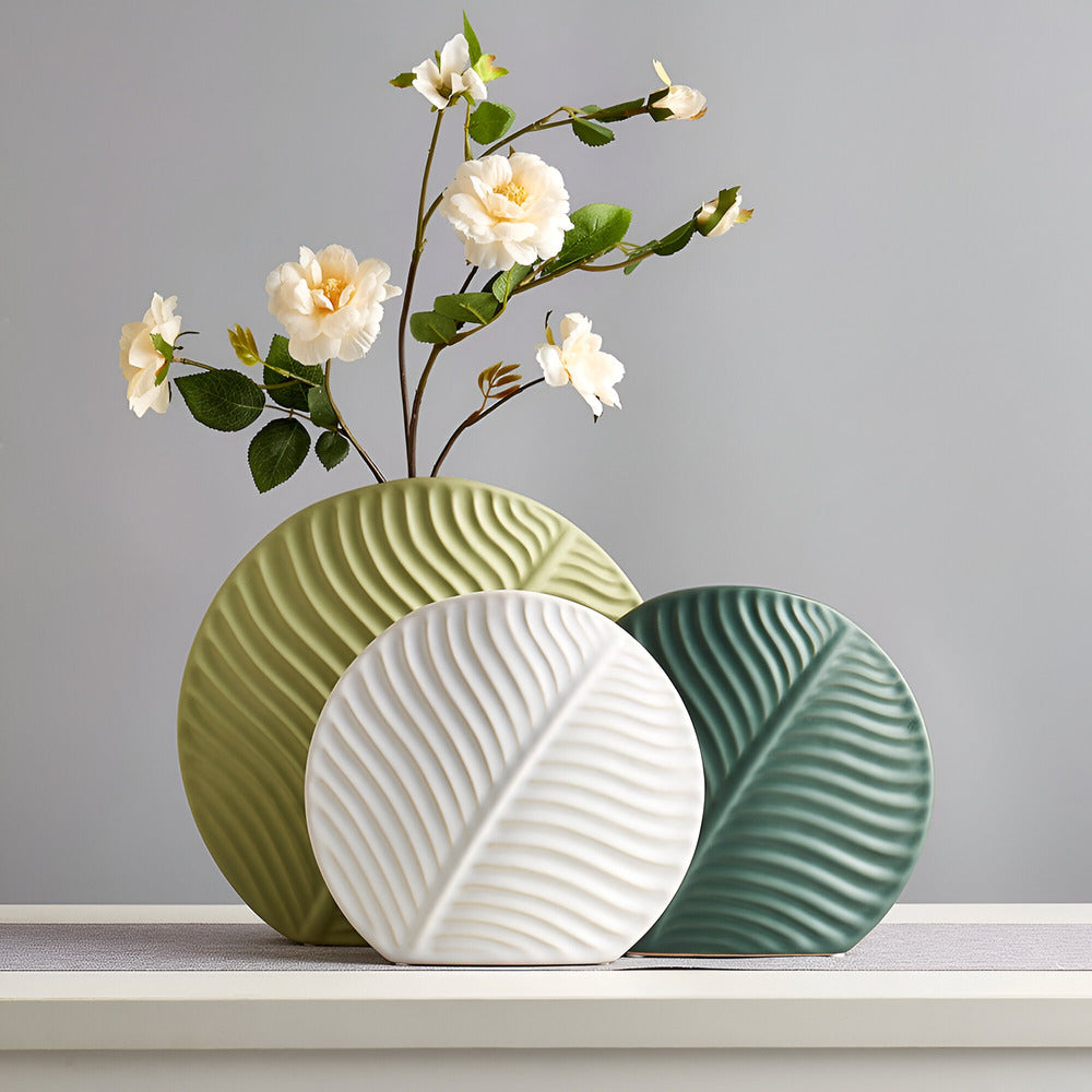 Linia | Handgemaakte Keramische Vaas – Scandinavisch Design met Organische Bladstructuur