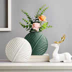 Linia | Handgemaakte Keramische Vaas – Scandinavisch Design met Organische Bladstructuur