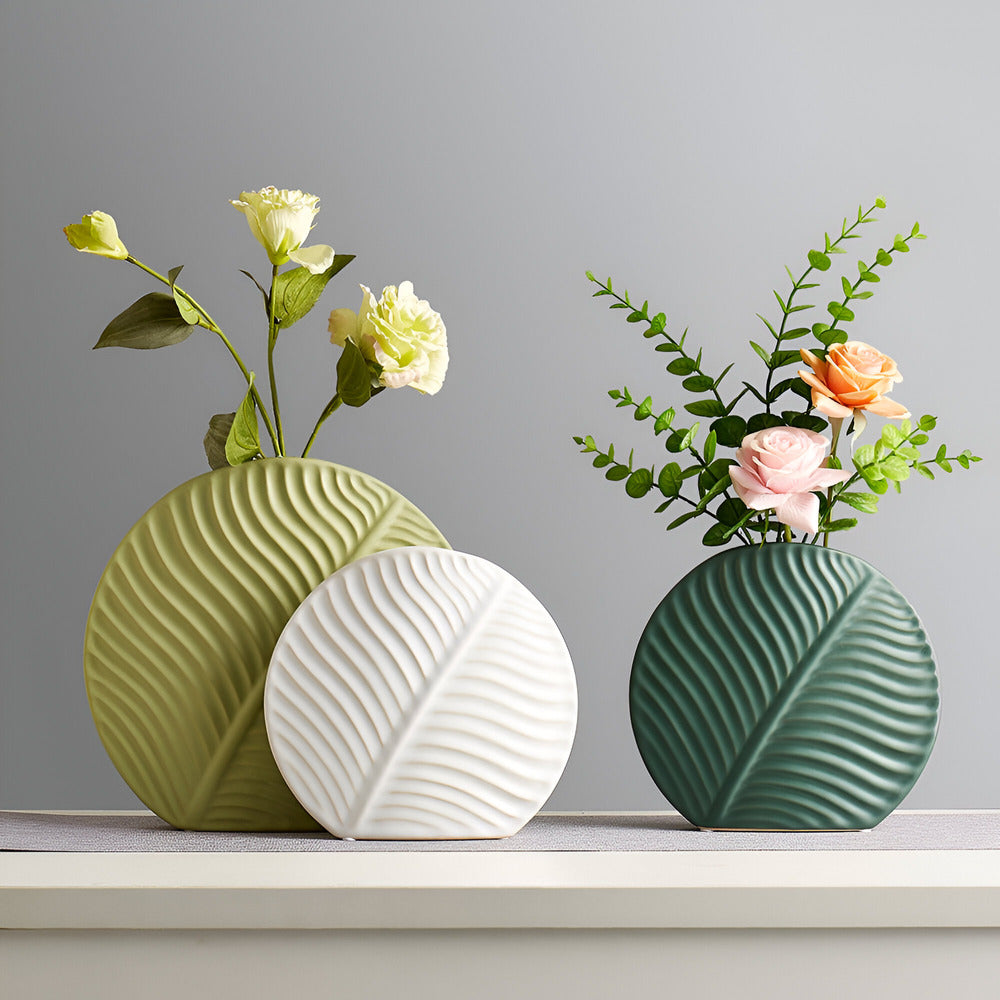 Linia | Handgemaakte Keramische Vaas – Scandinavisch Design met Organische Bladstructuur