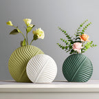 Linia | Handgemaakte Keramische Vaas – Scandinavisch Design met Organische Bladstructuur