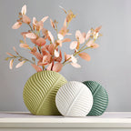 Linia | Handgemaakte Keramische Vaas – Scandinavisch Design met Organische Bladstructuur