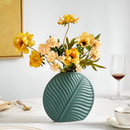 Linia | Handgemaakte Keramische Vaas – Scandinavisch Design met Organische Bladstructuur