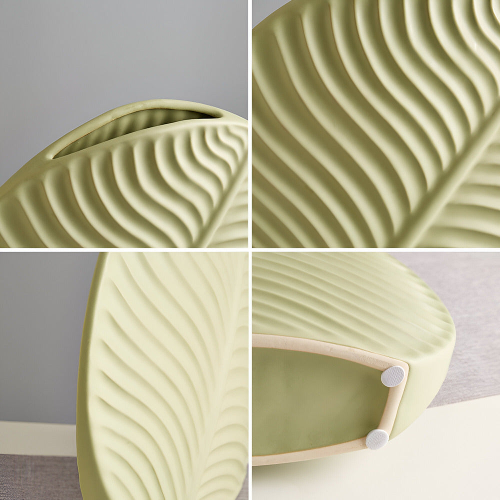 Linia | Handgemaakte Keramische Vaas – Scandinavisch Design met Organische Bladstructuur
