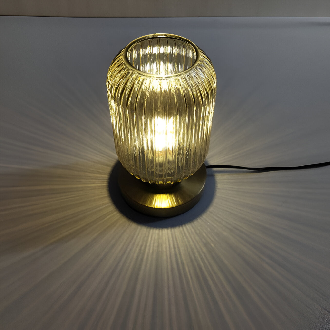 Rigato | Scandinavische Tafellamp met Geribbeld Glas – Minimalistisch Design – Goud & Glas