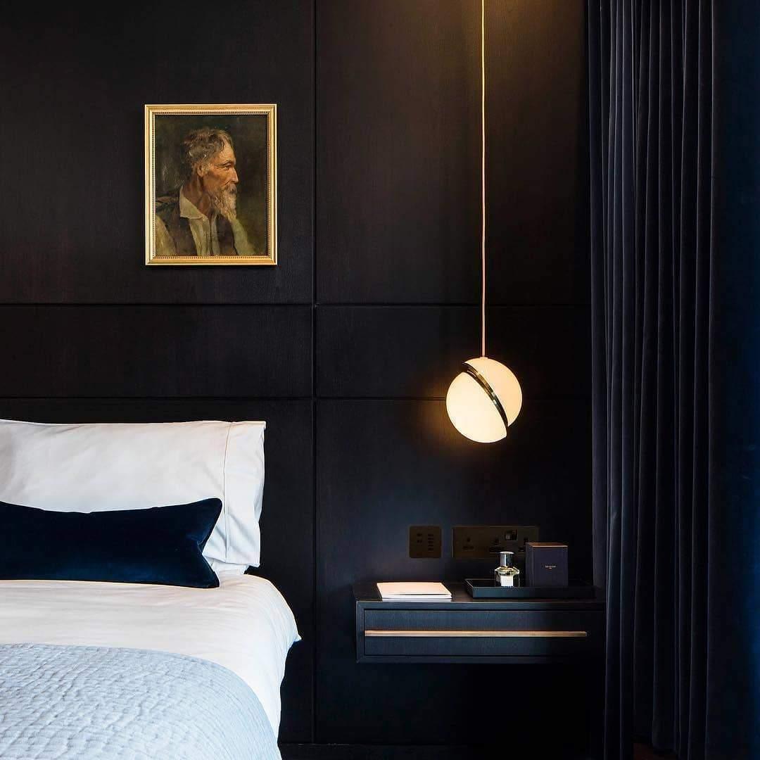 Liona | Moderne Bolvormige Hanglamp – Verfijnd Acryl met Messing Accenten & Verstelbare Kabel