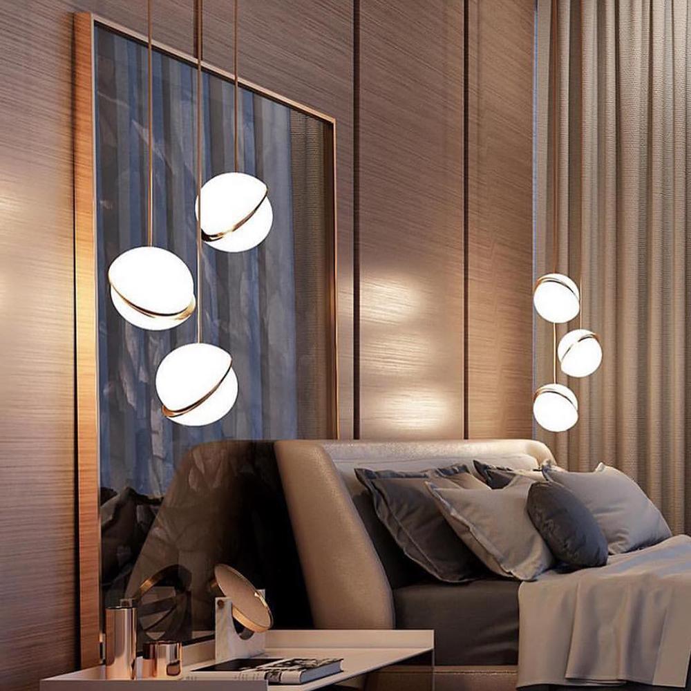 Liona | Moderne Bolvormige Hanglamp – Verfijnd Acryl met Messing Accenten & Verstelbare Kabel