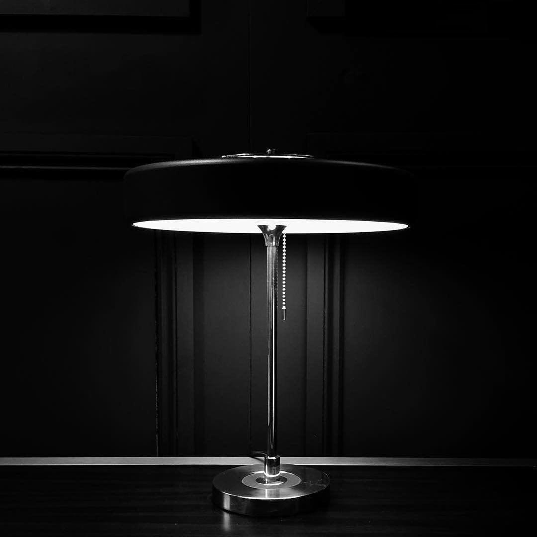 Mino | Luxe Retro Tafellamp – Modern Design met Gouden Basis & Klassiek Trekkoord