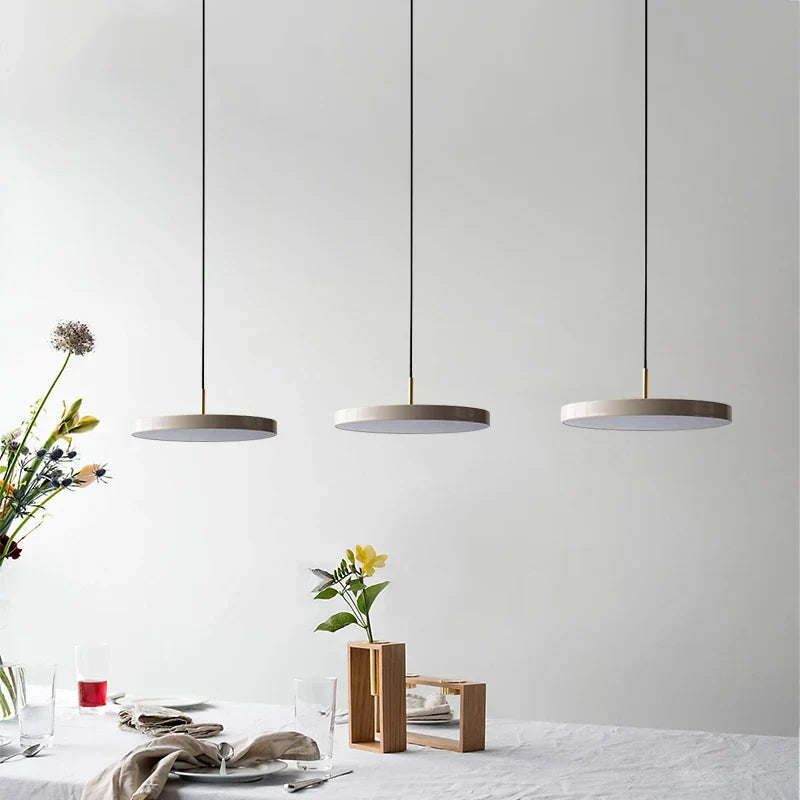 Sottile | Ultra-slanke Design Hanglamp – Minimalistisch Schijfontwerp van Aluminium & IJzer met Messing Accenten