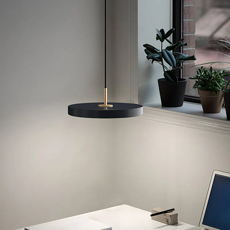 Sottile | Ultra-slanke Design Hanglamp – Minimalistisch Schijfontwerp van Aluminium & IJzer met Messing Accenten