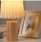 LegnoPuro | Scandinavische LED Tafellamp – Houten Voet – Geplisseerde Kap – Warmwit
