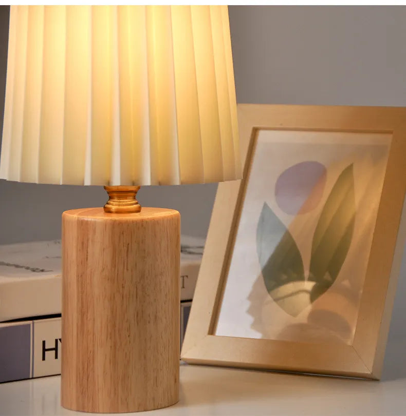 LegnoPuro | Scandinavische LED Tafellamp – Houten Voet – Geplisseerde Kap – Warmwit