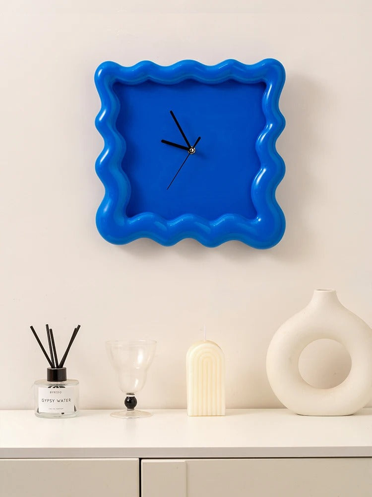 Balthazar | Moderne Golvende Wandklok – Minimalistisch 3D Design met Artistiek Frame