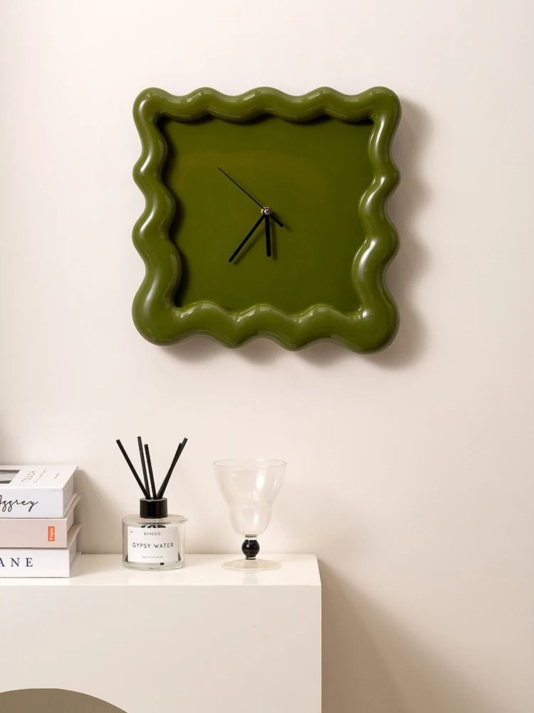 Balthazar | Moderne Golvende Wandklok – Minimalistisch 3D Design met Artistiek Frame