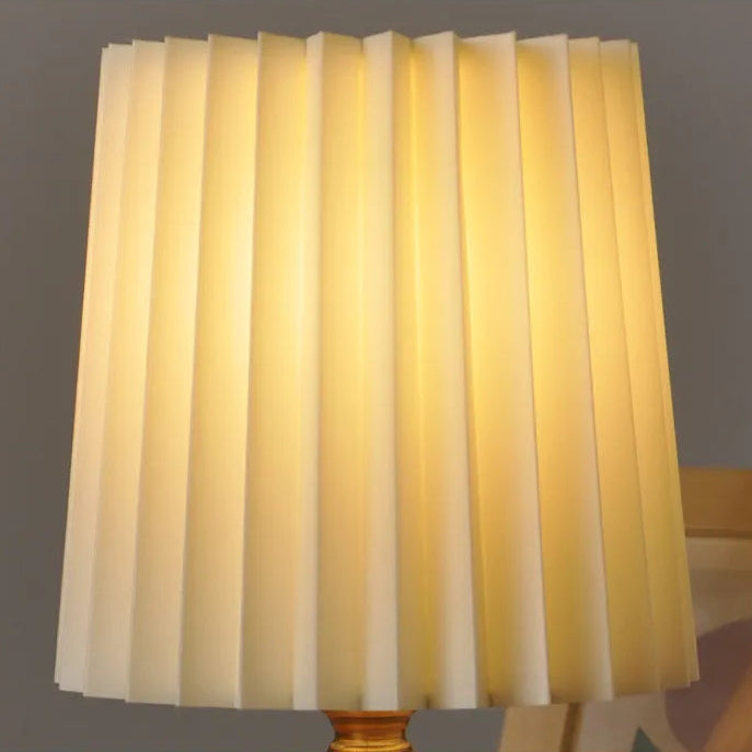 LegnoPuro | Scandinavische LED Tafellamp – Houten Voet – Geplisseerde Kap – Warmwit