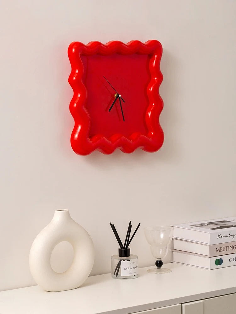 Balthazar | Moderne Golvende Wandklok – Minimalistisch 3D Design met Artistiek Frame