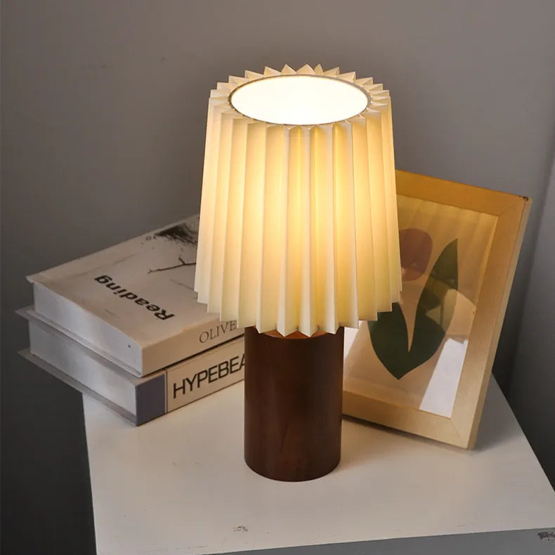 LegnoPuro | Scandinavische LED Tafellamp – Houten Voet – Geplisseerde Kap – Warmwit