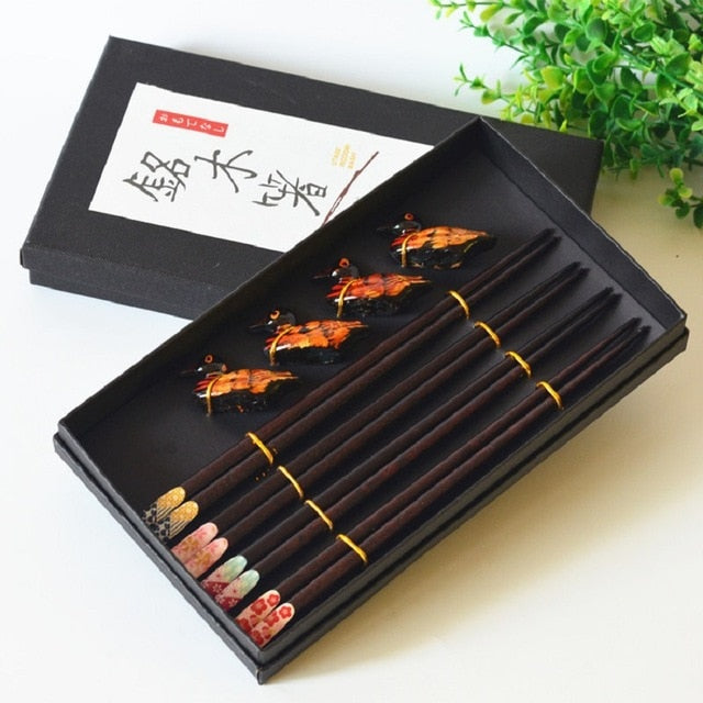 Hashi Oki Set | 4 Paar Luxe Eetstokjes & Houders – Handgemaakt Hout
