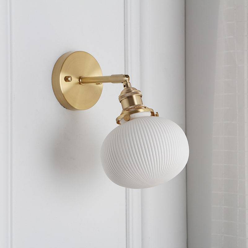 Ceramica Oro | Handgemaakte Keramieken Wandlamp – Messing Fitting – Japandi Design